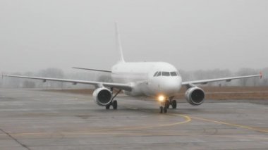 VINNYTSIA, UKRAINE - MARCH 5, 2020: Arrival of Airbus A 320 in foggy and rainy weather - Editorial footage
