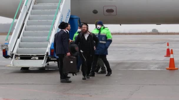 Vinnytsia Ukraine Mars 2020 Hasidim Anländer Till Flygplatsen Ukraina För — Stockvideo