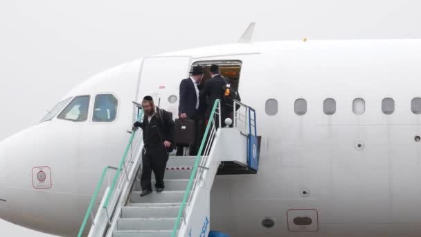 Vinnytsia Ucrania Marzo 2020 Hasidim Llega Aeropuerto Ucrania Para Celebrar — Vídeo de stock