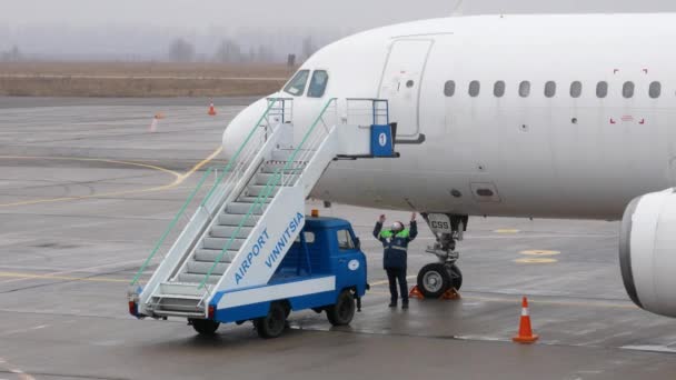 Vinnytsia Ucrania Marzo 2020 Pandemia Coronavirus Prevención Del Coronavirus Aeropuerto — Vídeo de stock