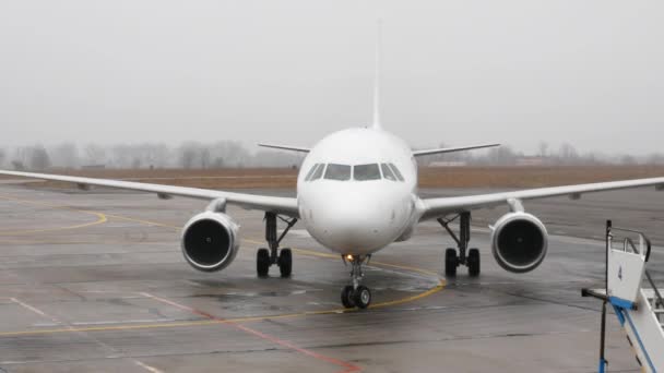 Vinnytsia Ukraine March 2020 Arrival Airbus 320 Foggy Rainy Weather — Stock Video