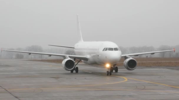 Vinnytsia Ukraine March 2020 Arrival Airbus 320 Foggy Rainy Weather — 비디오