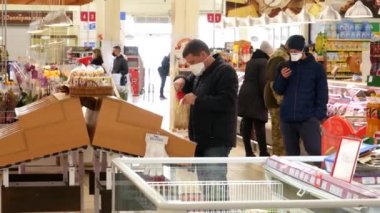VINNYTSIA, UKRAINE - 1 Nisan 2020: Bir süpermarkette Coronavirüs önleme. Coronavirus salgınının yüz maskesi dükkanlarına yaptığı alışverişin etkileri. Mağazanın girişinde alışveriş yapanlar - editör videosu