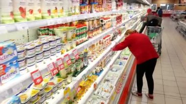 VINNYTSIA, UKRAINE - 1 Nisan 2020: Bir süpermarkette Coronavirüs önleme. Coronavirus salgınının yüz maskesi dükkanlarına yaptığı alışverişin etkileri. Mağazanın girişinde alışveriş yapanlar - editör videosu
