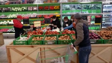 VINNYTSIA, UKRAINE - 1 Nisan 2020: Bir süpermarkette Coronavirüs önleme. Coronavirus salgınının yüz maskesi dükkanlarına yaptığı alışverişin etkileri. Mağazanın girişinde alışveriş yapanlar - editör videosu