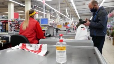 VINNYTSIA, UKRAINE - 1 Nisan 2020: Bir süpermarkette Coronavirüs önleme. Coronavirus salgınının yüz maskesi dükkanlarına yaptığı alışverişin etkileri. Mağazanın girişinde alışveriş yapanlar - editör videosu