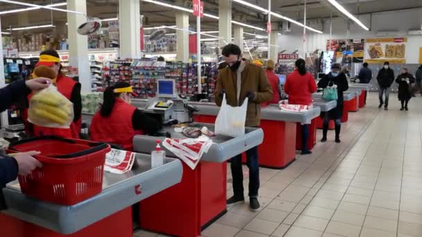 Vinnytsia Ukraine エイプリル社 2020年1月 スーパーマーケットにおけるコロナウイルスの予防 顔のマスクストア上のコロナウイルスのパンデミックショッピングの影響 店の入り口で買い物客をスクリーニング 社説ビデオ — ストック動画