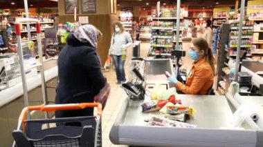 VINNYTSIA, UKRAINE - 1 Nisan 2020: Bir süpermarkette Coronavirüs önleme. Coronavirus salgınının yüz maskesi dükkanlarına yaptığı alışverişin etkileri. Mağazanın girişinde alışveriş yapanlar - editör videosu