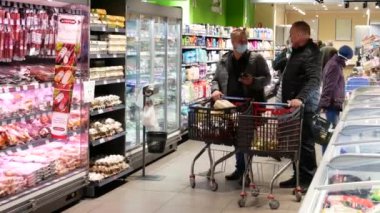 VINNYTSIA, UKRAINE - 1 Nisan 2020: Bir süpermarkette Coronavirüs önleme. Coronavirus salgınının yüz maskesi dükkanlarına yaptığı alışverişin etkileri. Mağazanın girişinde alışveriş yapanlar - editör videosu