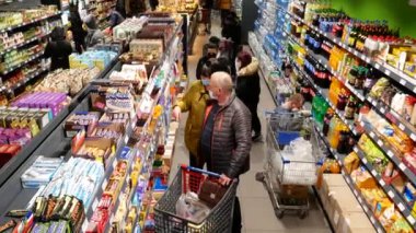 VINNYTSIA, UKRAINE - 1 Nisan 2020: Bir süpermarkette Coronavirüs önleme. Coronavirus salgınının yüz maskesi dükkanlarına yaptığı alışverişin etkileri. Mağazanın girişinde alışveriş yapanlar - editör videosu
