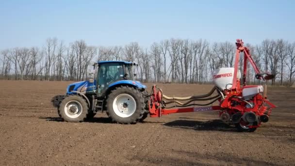 Vinnytsia Ukraine April 2020 农业机械播种 拖拉机播下玉米 春天播种 现代拖拉机用小麦种子播种田地 农夫拿着拖拉机在田里播种玉米 — 图库视频影像