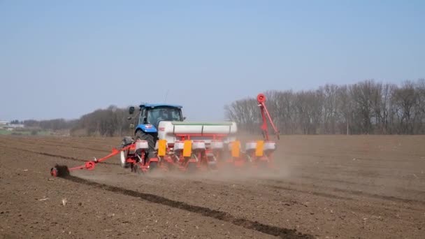 Vinnytsia Ucrânia Abril 2020 Porcas Máquinas Agrícolas Tractor Semeia Milho — Vídeo de Stock