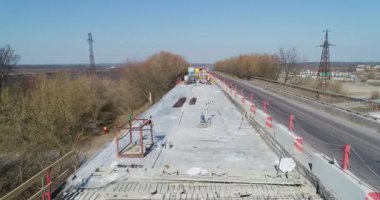 VINNYTSIA, UKRAINE - 8 Nisan 2020: bir otoyolun tamiri. Asfalt yolun tamiri. Yolu tamir ettirin. Çukur ve yol yüzeyi tamiri işe yarıyor. Yol inşa eden işçiler.