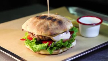 Et ve sebzeli hamburger. Duble peynirli burger. Yanan soslu sıcak burger. Sulu çizburger..
