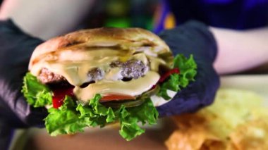 Et ve sebzeli hamburger. Duble peynirli burger. Yanan soslu sıcak burger. Sulu çizburger..