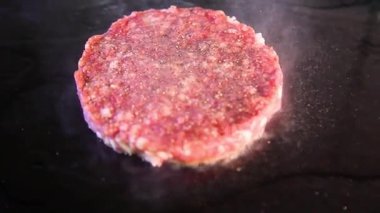 Hamburger için peynirli pirzola. Izgara burger köftesi.. 