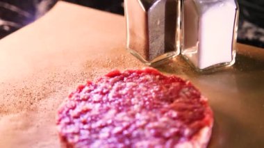 Sulu bir burger için çiğ pirzola..