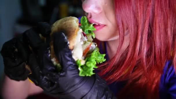 Ragazza Con Hamburger Succoso Bella Giovane Donna Felice Con Gustoso — Video Stock