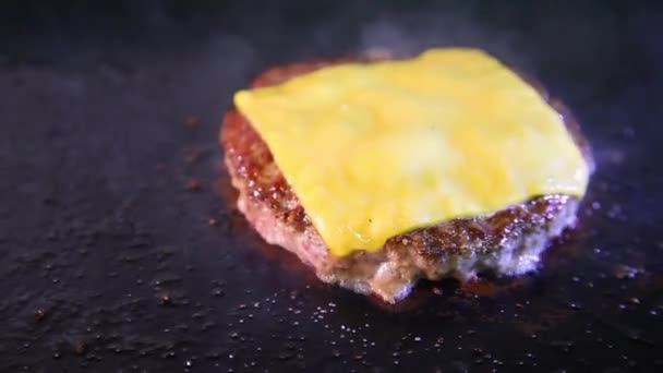 Brindar Costeletas Com Queijo Para Hambúrguer Hambúrgueres Grelhados — Vídeo de Stock