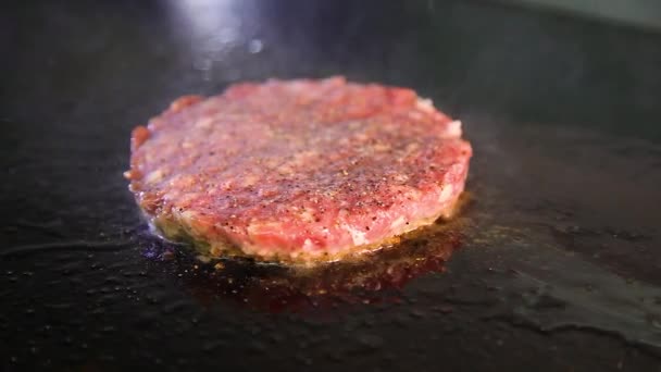 Broodjes Met Kaas Voor Een Hamburger Hamburgerpasteitjes Grillen — Stockvideo