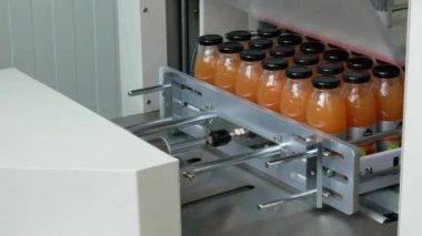 Murovani Kurylivtsi, UKRAINE - 20 Mayıs 2020: Meyve suyu üretimi. Meyve sularını etiketlemek ve paketlemek için sıra. Dökülme, işaretleme ve meyve suyu ambalajı. Meyve suyu şişeleme fabrikası - editoryal görüntüler