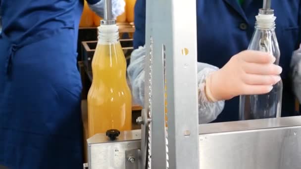 ジュース生産 ジュースのラベリングと包装のためのライン スプール マーキング ジュースの包装 ジュースの瓶詰めの工場ライン — ストック動画
