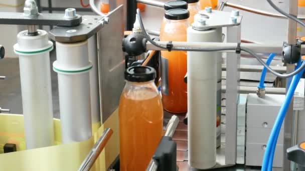 Mourovani Kurylivtsi Ukraine 5月20 2020 ジュース生産 ジュースのラベリングと包装のためのライン スプール マーキング ジュースの包装 — ストック動画