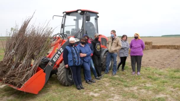 Murovani Kurylivtsi Ukraine May 2020 Farmer Distributes Cherry Seedlings Fellow — 图库视频影像