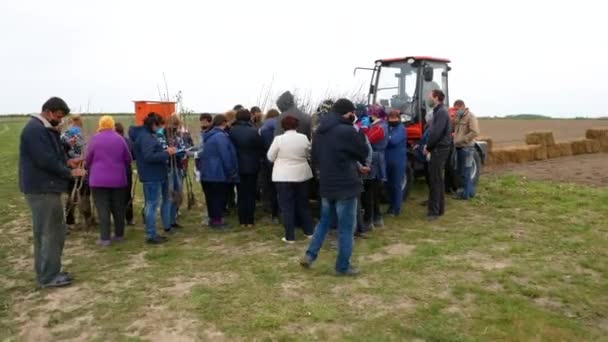 Муровани Куриловци Украина Мая 2020 Года Фермер Раздает Саженцы Вишни — стоковое видео