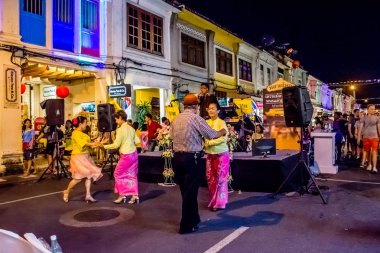 Bir Phuket Town gece sokak Festiva yürüyüş