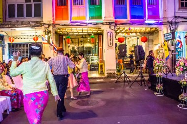 Bir Phuket Town gece sokak Festiva yürüyüş