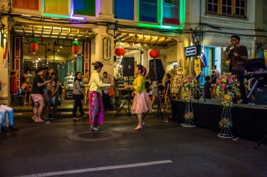 Bir Phuket Town gece sokak Festiva yürüyüş