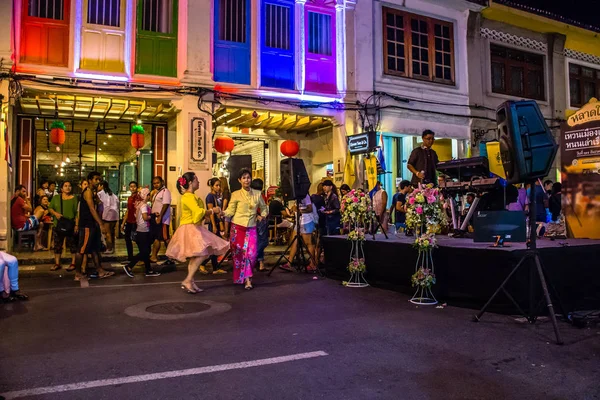 Bir Phuket Town gece sokak Festiva yürüyüş — Stok fotoğraf