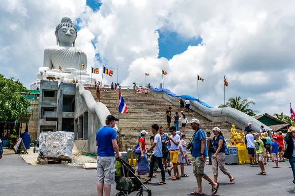 Touristen genießen am großen Buddha in Phuket — Stockfoto