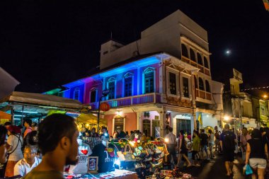 Bir Phuket Town gece sokak Festiva yürüyüş