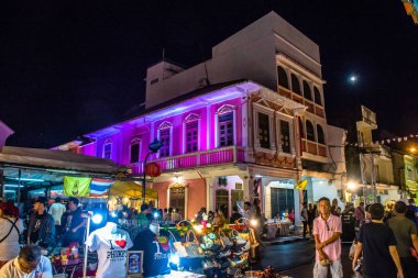 Bir Phuket Town gece sokak Festiva yürüyüş
