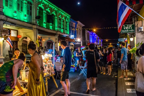 Bir Phuket Town gece sokak Festiva yürüyüş — Stok fotoğraf