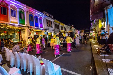 Bir Phuket Town gece sokak Festiva yürüyüş