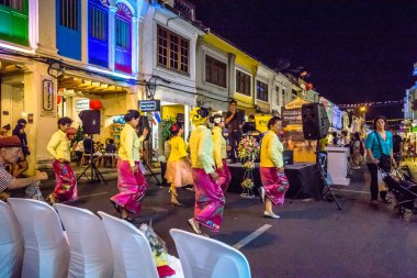 Bir Phuket Town gece sokak Festiva yürüyüş