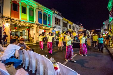 Bir Phuket Town gece sokak Festiva yürüyüş