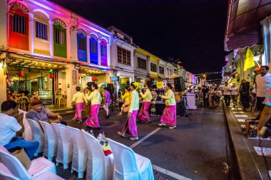 Bir Phuket Town gece sokak Festiva yürüyüş