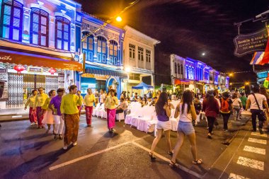 Bir Phuket Town gece sokak Festiva yürüyüş