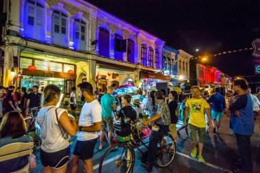 Bir Phuket Town gece sokak Festiva yürüyüş