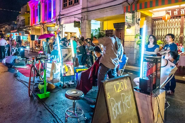 Bir Phuket Town gece sokak Festiva yürüyüş — Stok fotoğraf