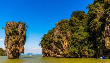 James Bond Adası'nda Phang Nga Körfezi yakınlarında Phuket, Tayland