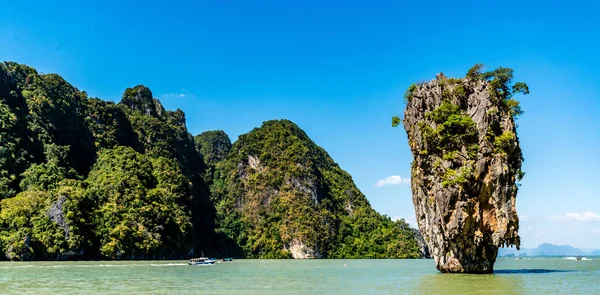 James Bond Adası'nda Phang Nga Körfezi yakınlarında Phuket, Tayland