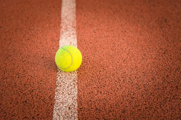 Primer plano de la pelota de tenis en pista de arcilla. / Pelota de tenis —  Fotos de Stock