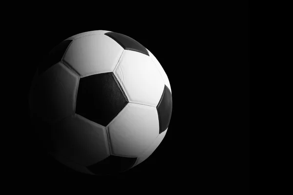 Voetbal bal detail op zwarte achtergrond — Stockfoto