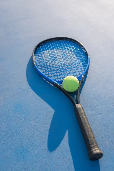 Pelota de tenis y raqueta. —  Fotos de Stock