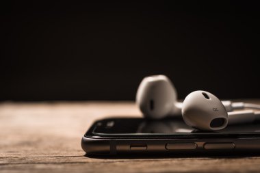 Kulaklık ve telefon medya koyu tonu taşınabilir. 